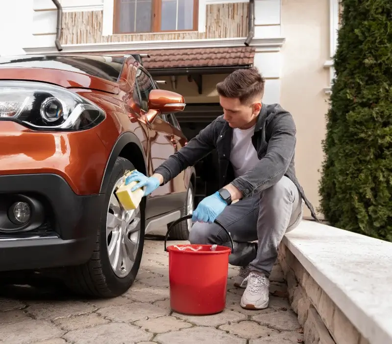 Lavage auto à domicile Saint-Pons-de-Thomières : professionnel intervenant sur un véhicule